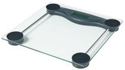 Digitale personenweegschaal met transparant glazen weegplateau, metalen steunen en een zwart display, schuin van bovenaf in perspectief gefotografeerd