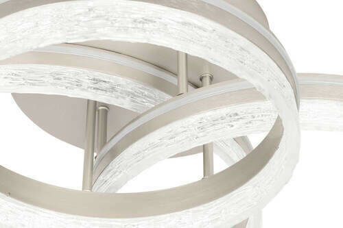 Moderne LED-Deckenleuchte mit ineinander verschlungenen Ringen, Nahaufnahme von unten.