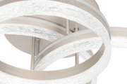 Moderne LED-Deckenleuchte mit ineinander verschlungenen Ringen, Nahaufnahme von unten.