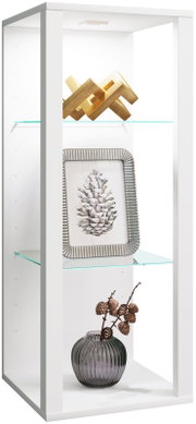 Weiße Vitrine mit Glasböden und LED-Beleuchtung, bestückt mit Deko-Objekten; Ansicht schräg von vorn links