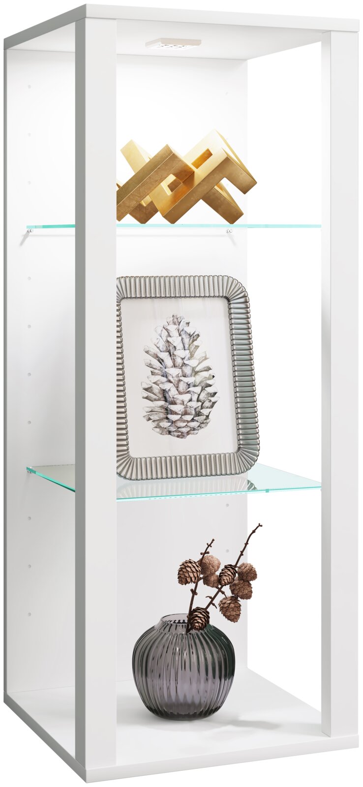 Weiße Vitrine mit Glasböden und LED-Beleuchtung, bestückt mit Deko-Objekten; Ansicht schräg von vorn links