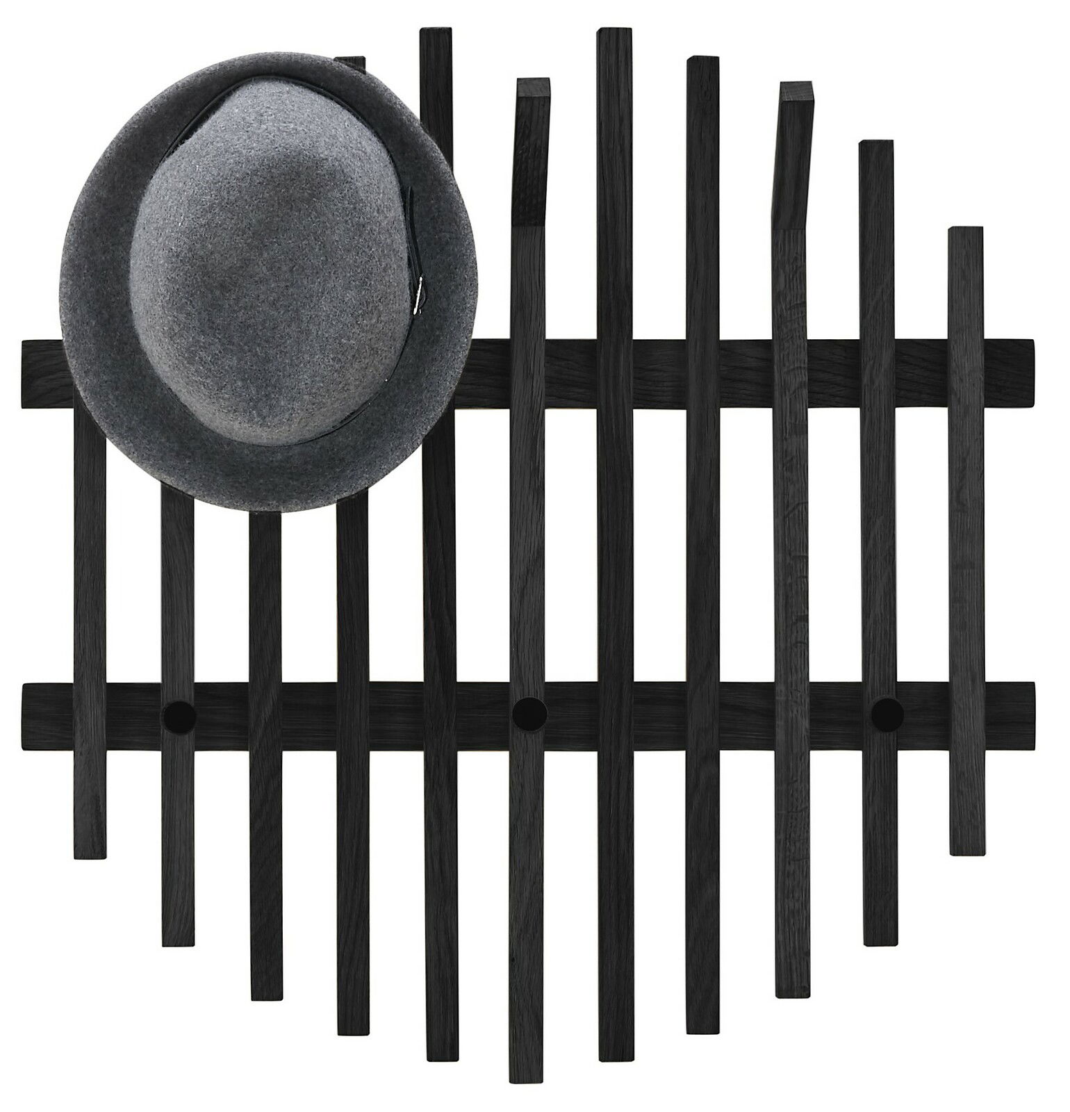 Schwarzes Garderobenpaneel aus Holz mit vertikalen und horizontalen Streben, darauf ein grauer Hut, Ansicht von oben.
