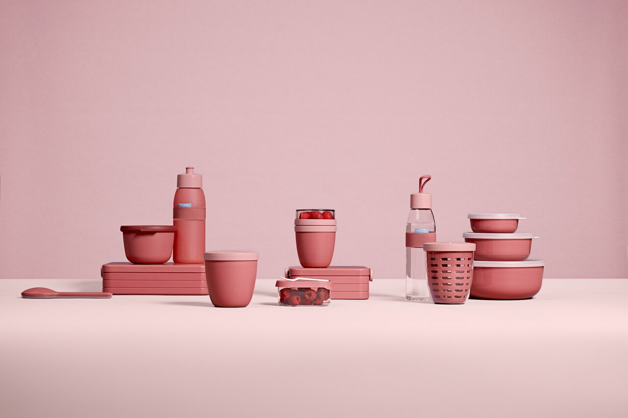 Lunchset Vivid Mauve in een vooraanzicht, bestaande uit verschillende bakjes en flesjes in een uniforme roze tint.