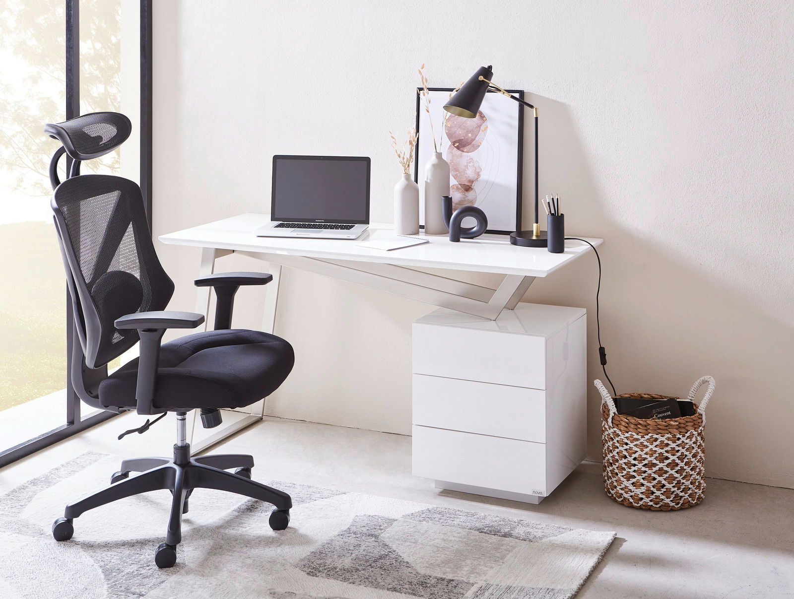 Moderner Schreibtisch mit weißer Oberfläche, seitlich betrachtet, ausgestattet mit einem Laptop, Schreibtischlampe, Dekoration und einem ergonomischen Bürostuhl.