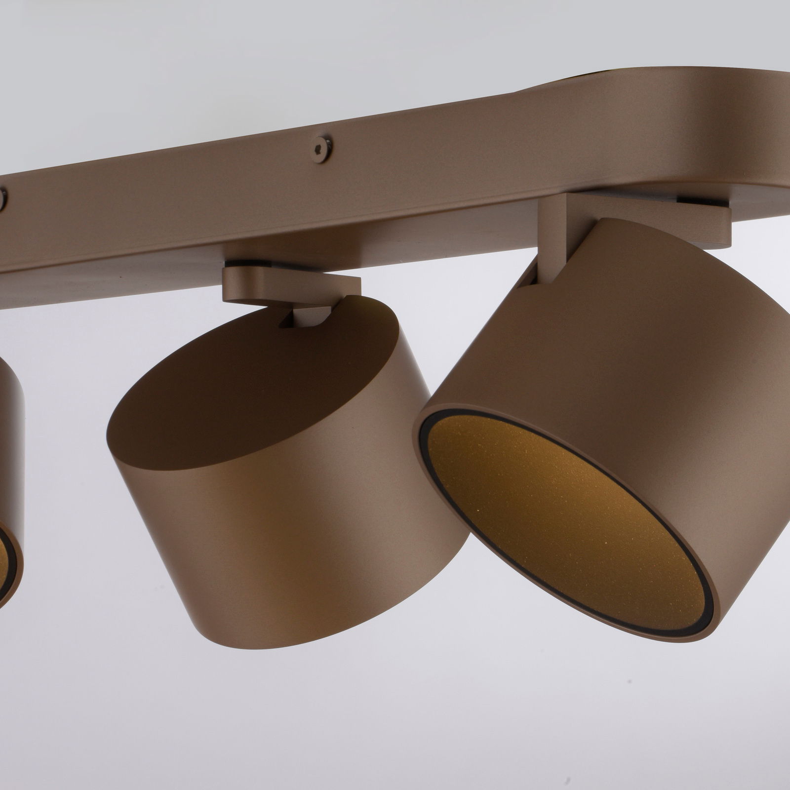 Nahaufnahme eines braunen LED-Spots mit zylindrischen Leuchten, seitliche Perspektive