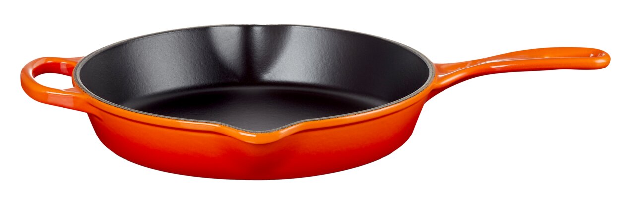 LE CREUSET Brat-/Servierpfanne 26cm hoch Ofenrot Orange Brat- und Servierpfanne aus Gusseisen mit zwei Griffen, seitliche Perspektive