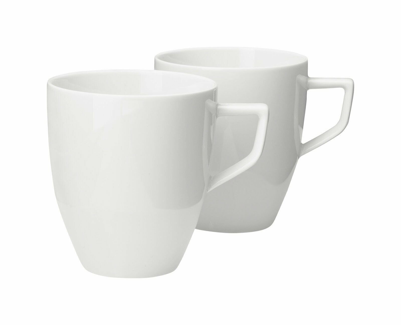 Zwei weiße Becher mit Henkel, im Set, aus seitlicher Perspektive fotografiert.
