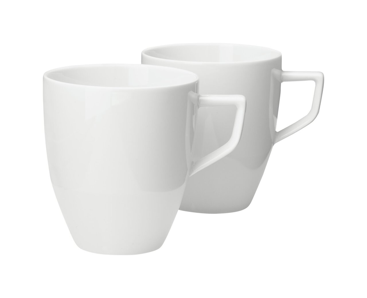 Zwei weiße Becher mit Henkel, im Set, aus seitlicher Perspektive fotografiert.