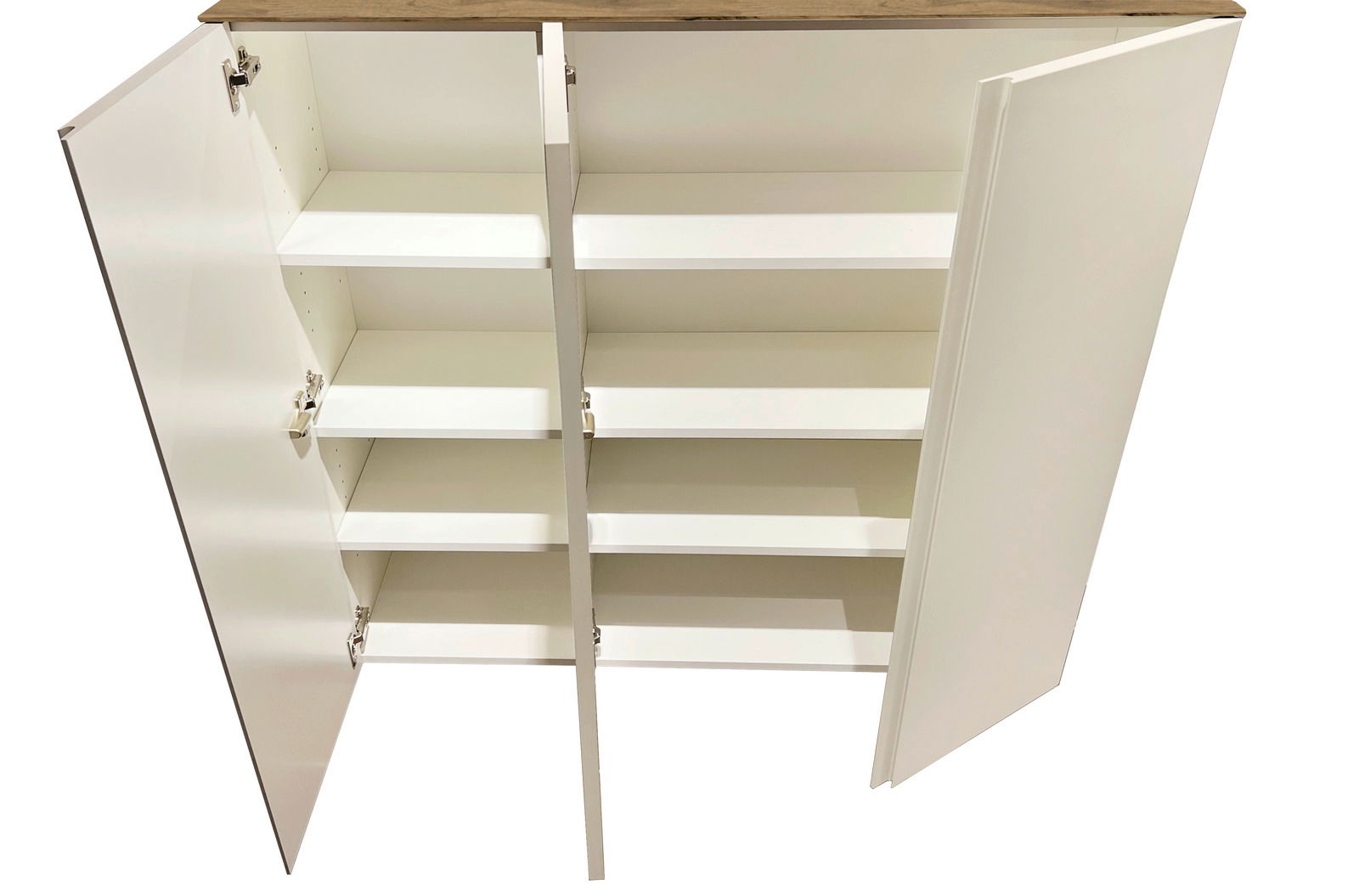 Offener XL-Hängeschuhschrank mit drei Türen und mehreren Regalböden, aus der Vogelperspektive fotografiert.