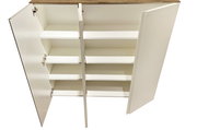 Offener XL-Hängeschuhschrank mit drei Türen und mehreren Regalböden, aus der Vogelperspektive fotografiert.