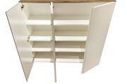 Offener XL-Hängeschuhschrank mit drei Türen und mehreren Regalböden, aus der Vogelperspektive fotografiert.