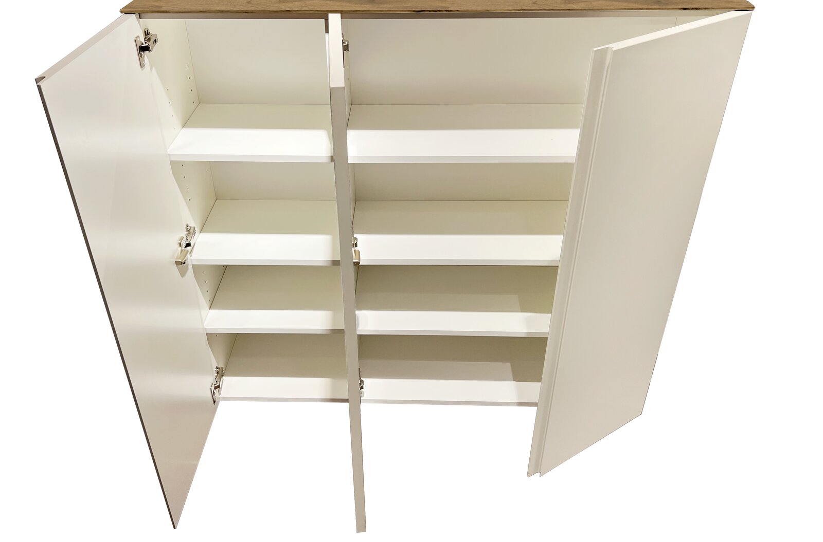 Offener XL-Hängeschuhschrank mit drei Türen und mehreren Regalböden, aus der Vogelperspektive fotografiert.