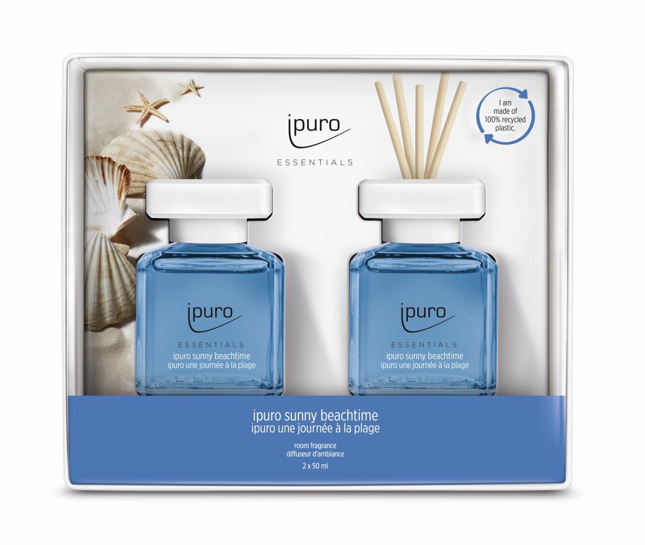 Zwei blaue Flaschen mit Raumduft 'Sunny Beachtime' von ipuro, präsentiert in einer Verpackung mit Muscheln und Seesternen, aus der Vorderansicht.