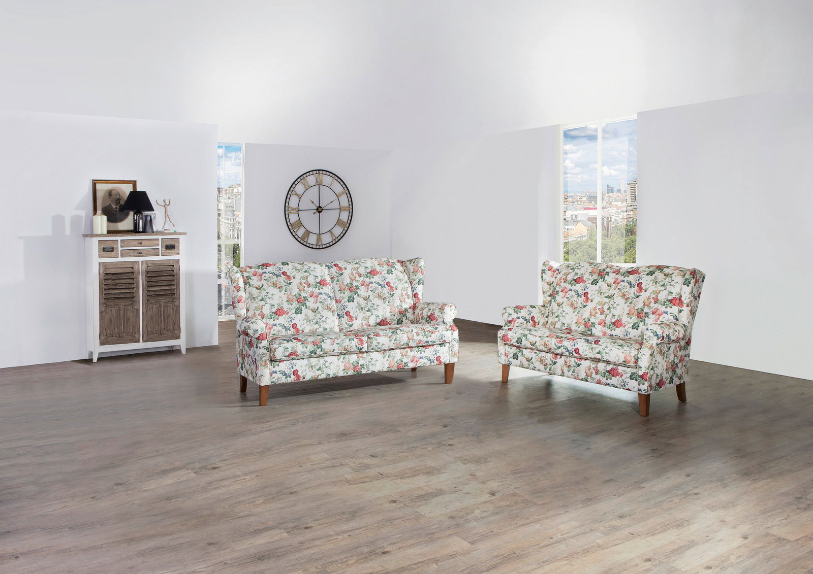 Zurbrüggen Sofabank 2-sitzig KIMBERLY Zwei Sofabänke der Serie KIMBERLY mit floralem Muster in einem hellen Raum, seitliche Perspektive.