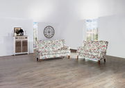 Zwei Sofabänke der Serie KIMBERLY mit floralem Muster in einem hellen Raum, seitliche Perspektive.