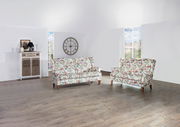 Zwei Sofabänke der Serie KIMBERLY mit floralem Muster in einem hellen Raum, seitliche Perspektive.