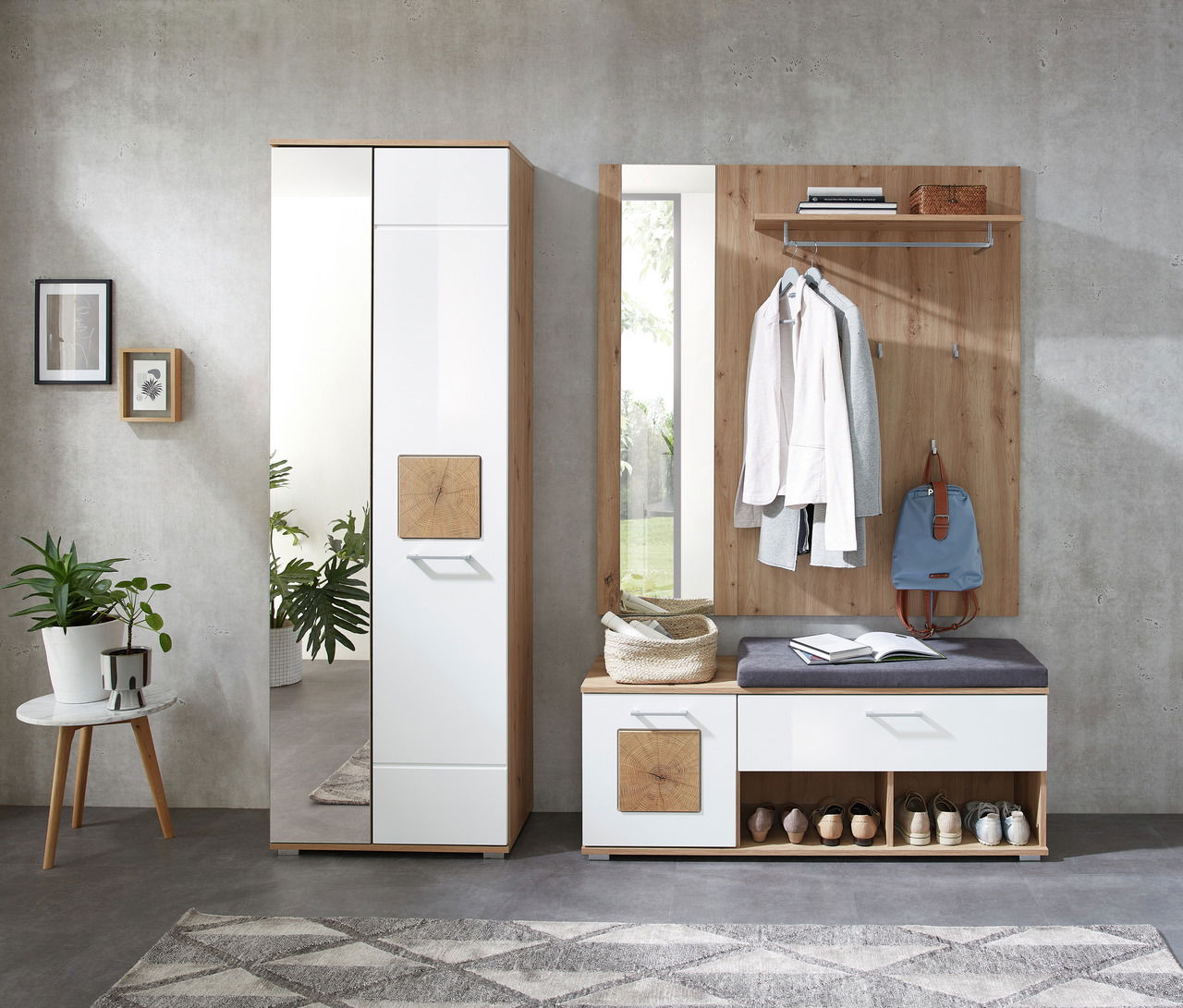 Kompaktgarderobe in moderner Holz- und Weißoptik, bestehend aus einem Schrank mit Spiegel, einer Sitzbank mit Stauraum für Schuhe und einer Wandpaneele mit Haken und Ablage, frontal fotografiert.