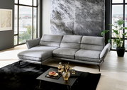 Grijze longchair-set in een moderne woonkamer met grote ramen en een stijlvolle inrichting, zijaanzicht