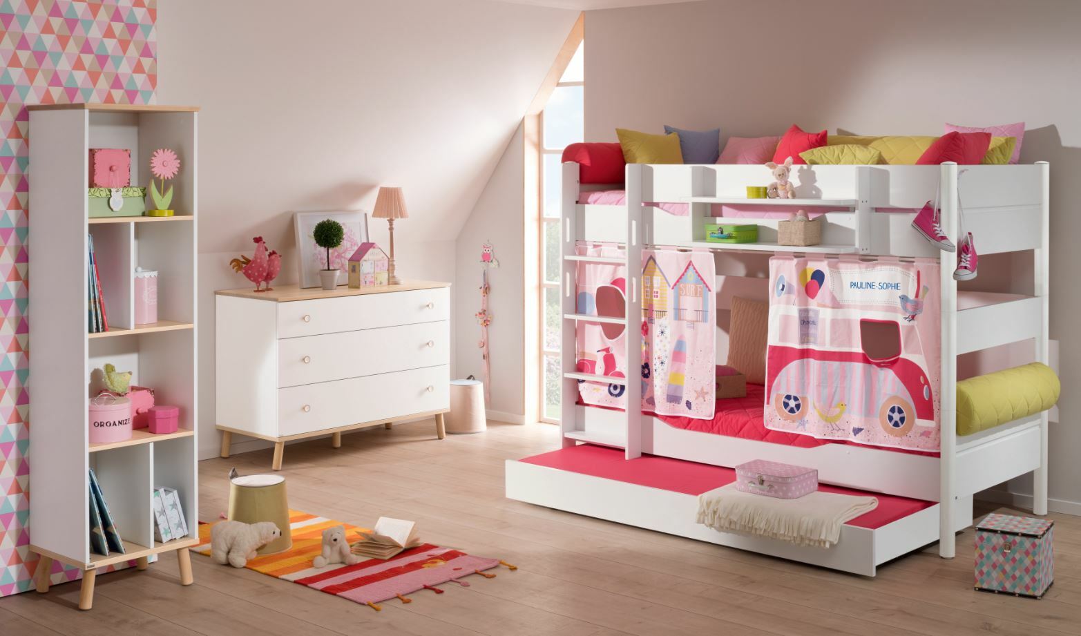 Hohes Regal in einem Kinderzimmer, gefüllt mit Büchern und Dekorationen, aus einer seitlichen Perspektive fotografiert.