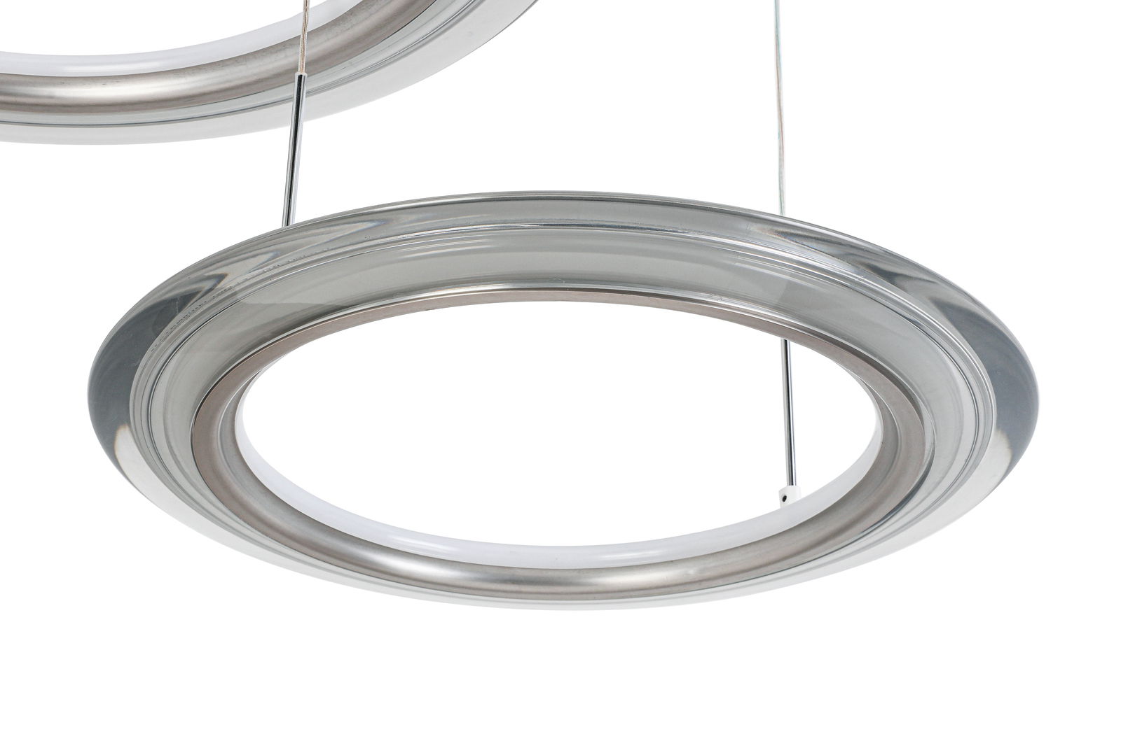 Moderne LED-Hängeleuchte in Nahaufnahme, seitliche Perspektive