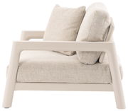 Seitenansicht eines modernen Loungesessels mit beigem Stoffbezug und stabilen Armlehnen.