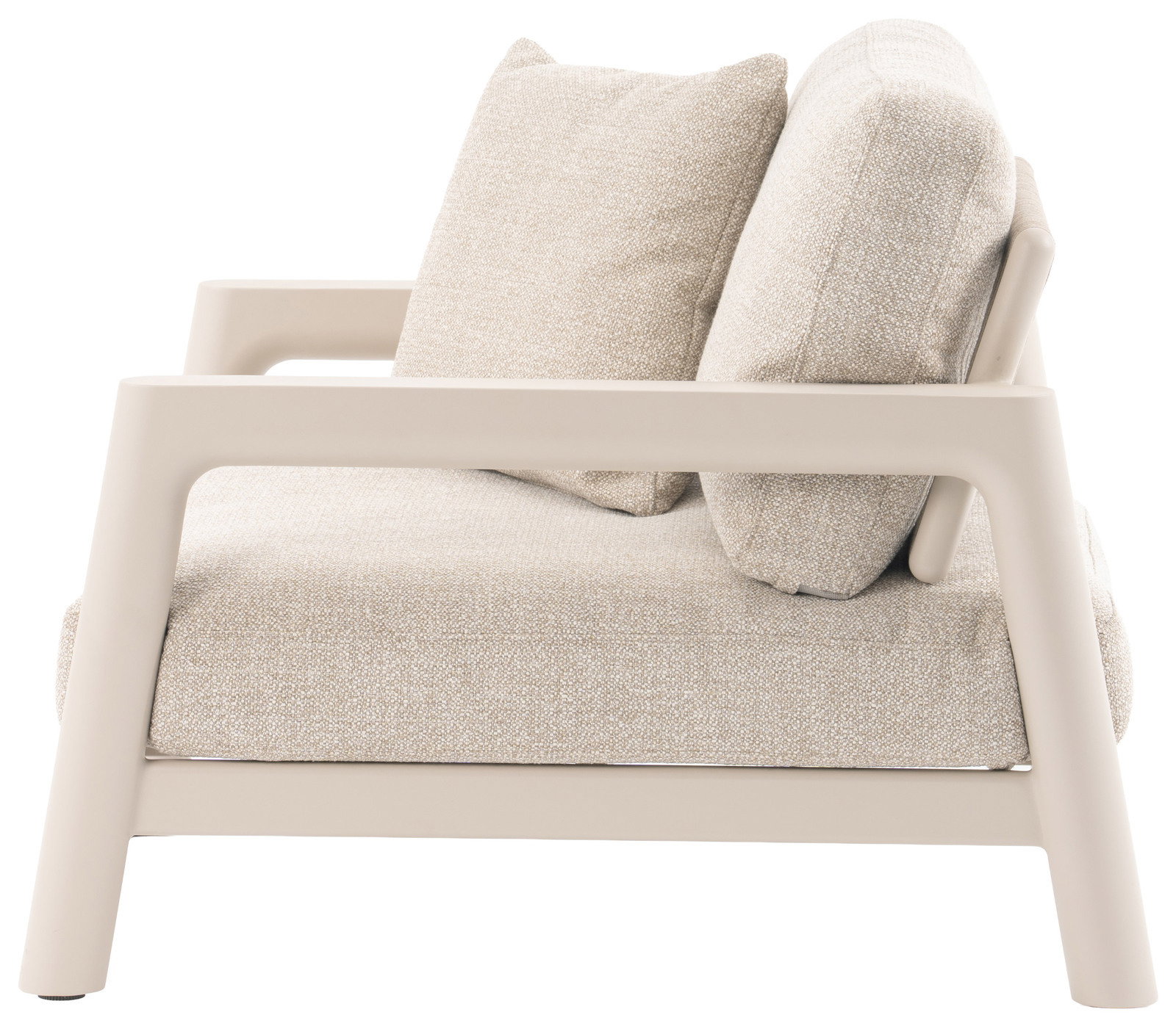 Seitenansicht eines modernen Loungesessels mit beigem Stoffbezug und stabilen Armlehnen.