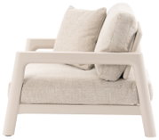 Zijaanzicht van een moderne loungestoel met een beige stoffen bekleding en stevige armleuningen.