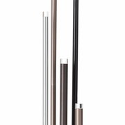 Nahaufnahme von vier unterschiedlich hohen, schlanken LED-Leuchten in verschiedenen Farben, darunter Silber, Bronze und Schwarz, mit einer modernen, minimalistischen Ästhetik.