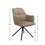 Beige gestoffeerde draaistoel met armleuningen en zwart metalen onderstel, schuin van voren afgebeeld met maataanduidingen: 84 cm hoog, 64 cm diep en 60 cm breed.