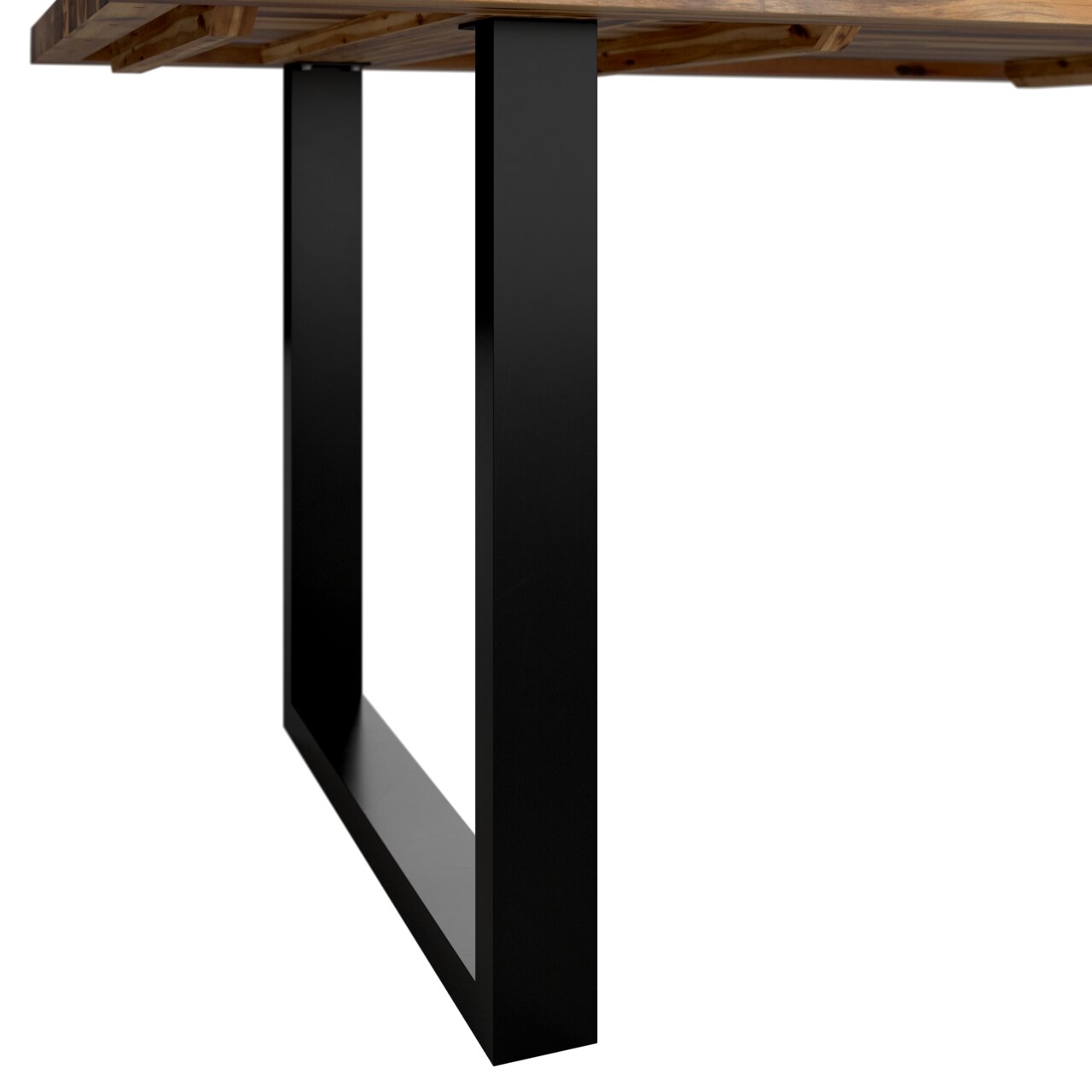 Close-up van een tuintafel met een zwart metalen onderstel en een houten blad, gezien vanaf de zijkant