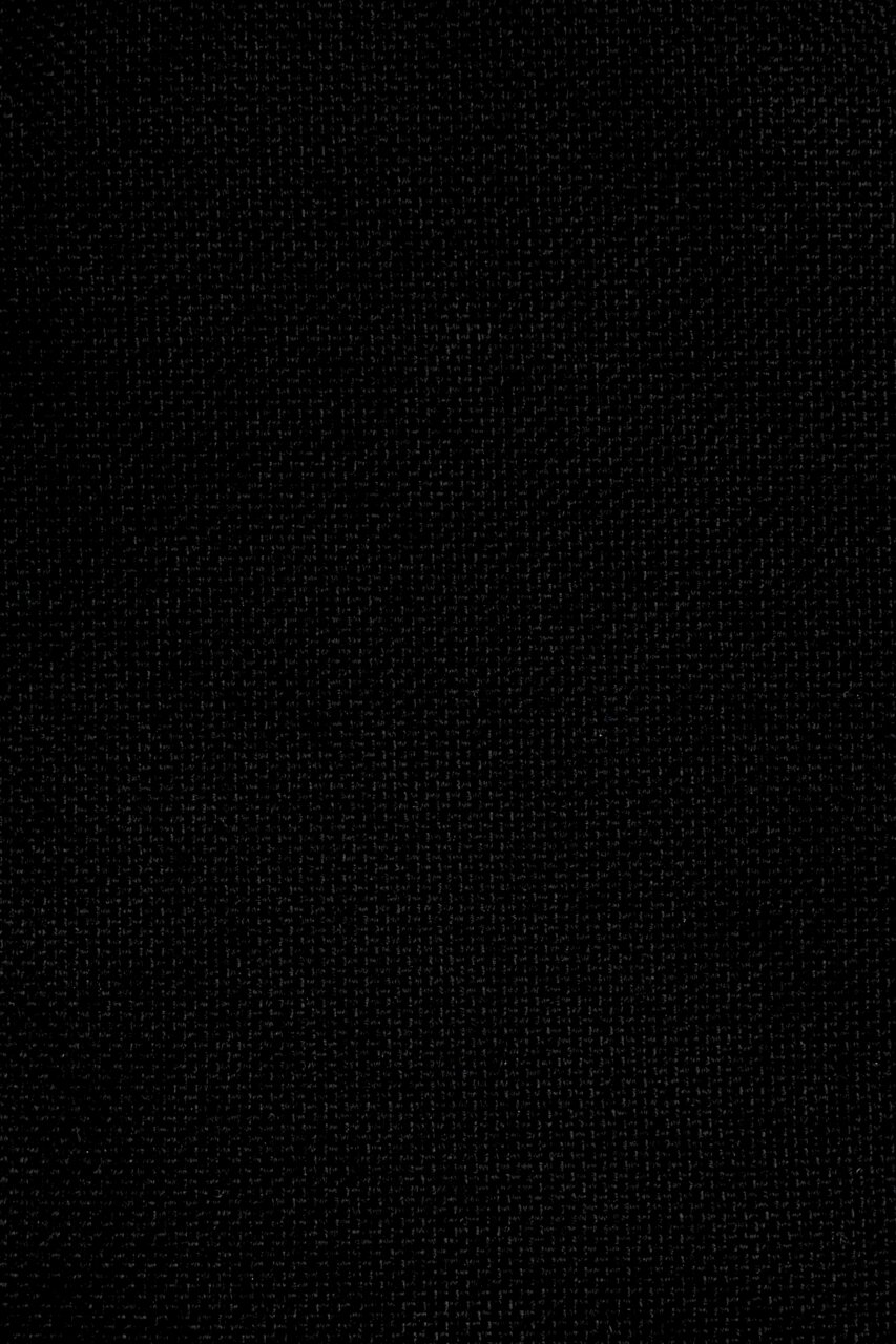 Nahaufnahme eines schwarzen Stoffes mit feiner Webstruktur, Draufsicht