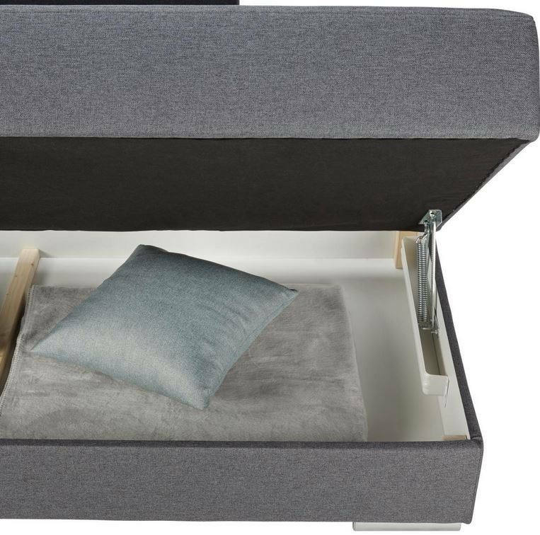 Geöffneter Stauraum eines grauen Funktionssofas mit Kissen, seitliche Perspektive
