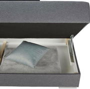 Geöffneter Stauraum eines grauen Funktionssofas mit Kissen, seitliche Perspektive