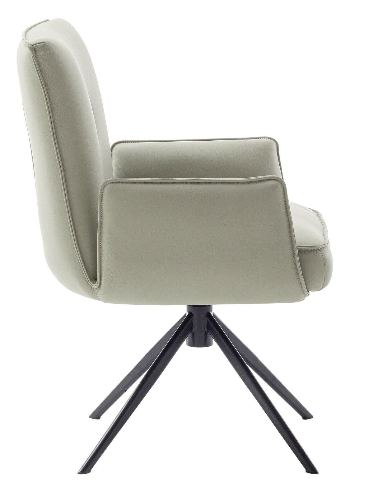 Moderner Sessel in Seitenansicht mit hellgrauem Bezug und schwarzem Metallgestell.