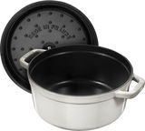 Runder Bräter Cocotte 24cm in Cremeweiß, geöffnet mit sichtbarem Deckel, Perspektive von schräg oben
