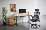 Moderner E-Schreibtisch 180cm mit Holzoberfläche, schwarzem Gestell, ausgestattet mit Computer und Büromaterialien, seitliche Perspektive