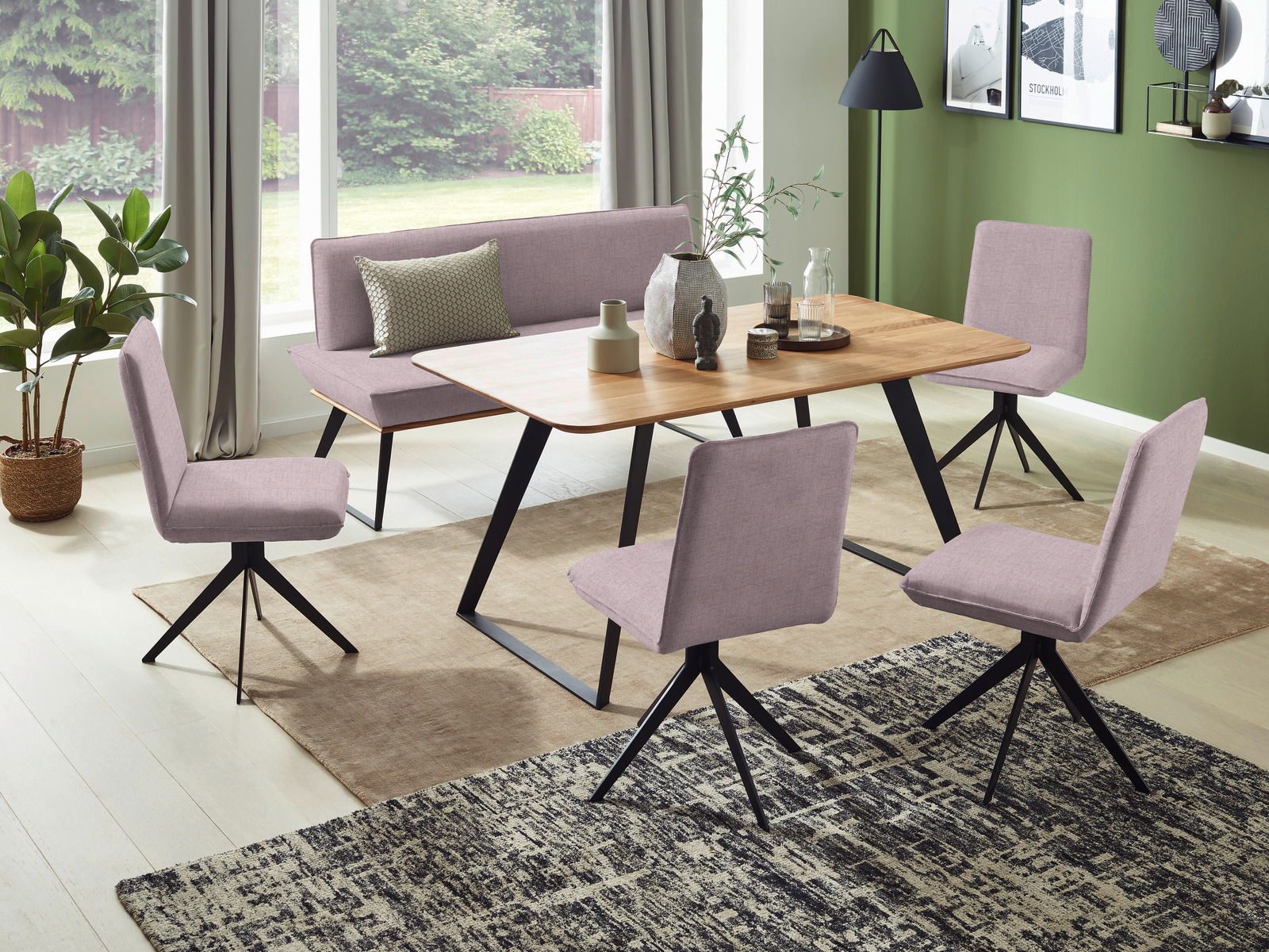 Voleo Stuhl MALIBU Esszimmer mit modernem Tisch und vier lilafarbenen Stühlen auf Teppich, seitliche Perspektive