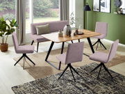 Esszimmer mit modernem Tisch und vier lilafarbenen Stühlen auf Teppich, seitliche Perspektive