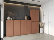 Moderner XXL-Schuh- und Mehrzweckschrank in warmem Braunton, frontal fotografiert in einem stilvoll eingerichteten Raum mit dekorativen Elementen.