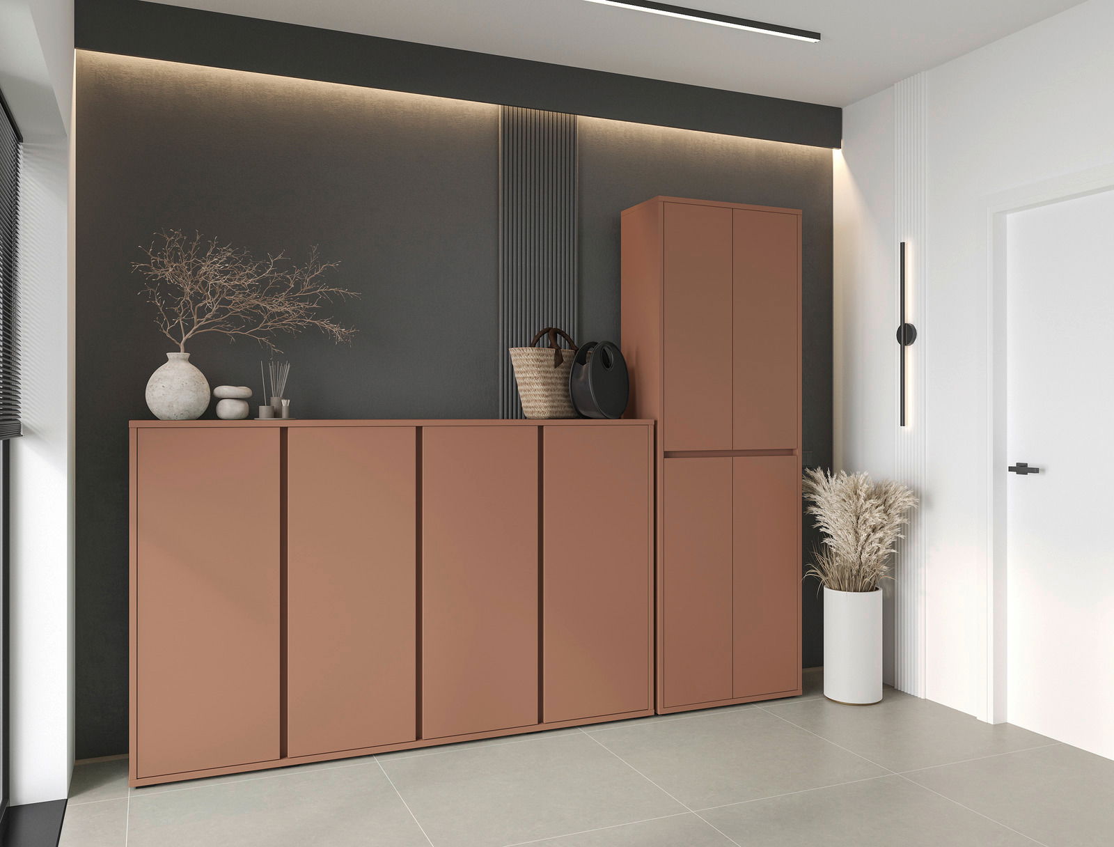 Moderner XXL-Schuh- und Mehrzweckschrank in warmem Braunton, frontal fotografiert in einem stilvoll eingerichteten Raum mit dekorativen Elementen.