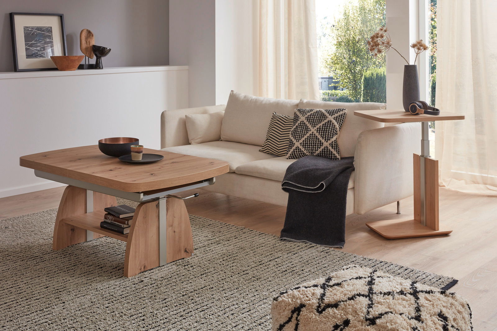 Moderner Couchtisch aus Holz in einem stilvoll eingerichteten Wohnzimmer, seitliche Perspektive