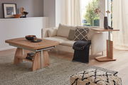 Moderner Couchtisch aus Holz in einem stilvoll eingerichteten Wohnzimmer, seitliche Perspektive