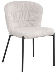 Moderner Stuhl mit cremefarbenem, strukturiertem Stoffbezug und schwarzen Metallbeinen, seitliche Perspektive