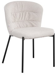 Moderner Stuhl mit cremefarbenem, strukturiertem Stoffbezug und schwarzen Metallbeinen, seitliche Perspektive