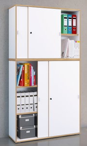 Hoher Büro-Aufbewahrungsschrank in Weiß mit Holzrahmen und Schiebetüren, teils geöffnet mit Ordnern und Büchern, aus leicht schräger Vorderansicht