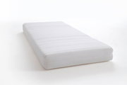 Weiße Wende-TTFK-Matratze 1000-H2/H3 in seitlicher Perspektive auf weißem Hintergrund