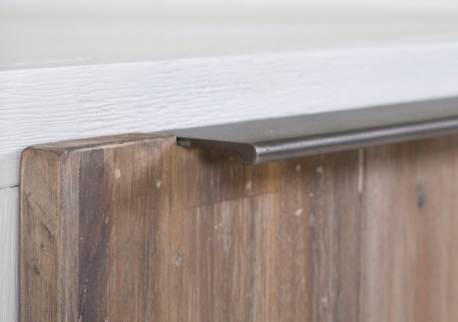 Nahaufnahme eines Regals mit Holzstruktur und Metallkante, seitliche Perspektive