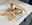 ZWILLING Besteckset 30-tlg KING Elegantes Besteckset King 30-tlg. auf einem Holztablett, von oben fotografiert, mit dekorativer Vase und Stoffserviette.