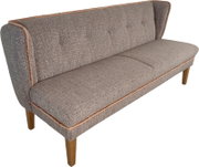 Graues 2-Sitzer-Sofa mit strukturierter Stoffpolsterung, brauner Paspelierung und Holzbeinen, schräg von vorne links fotografiert