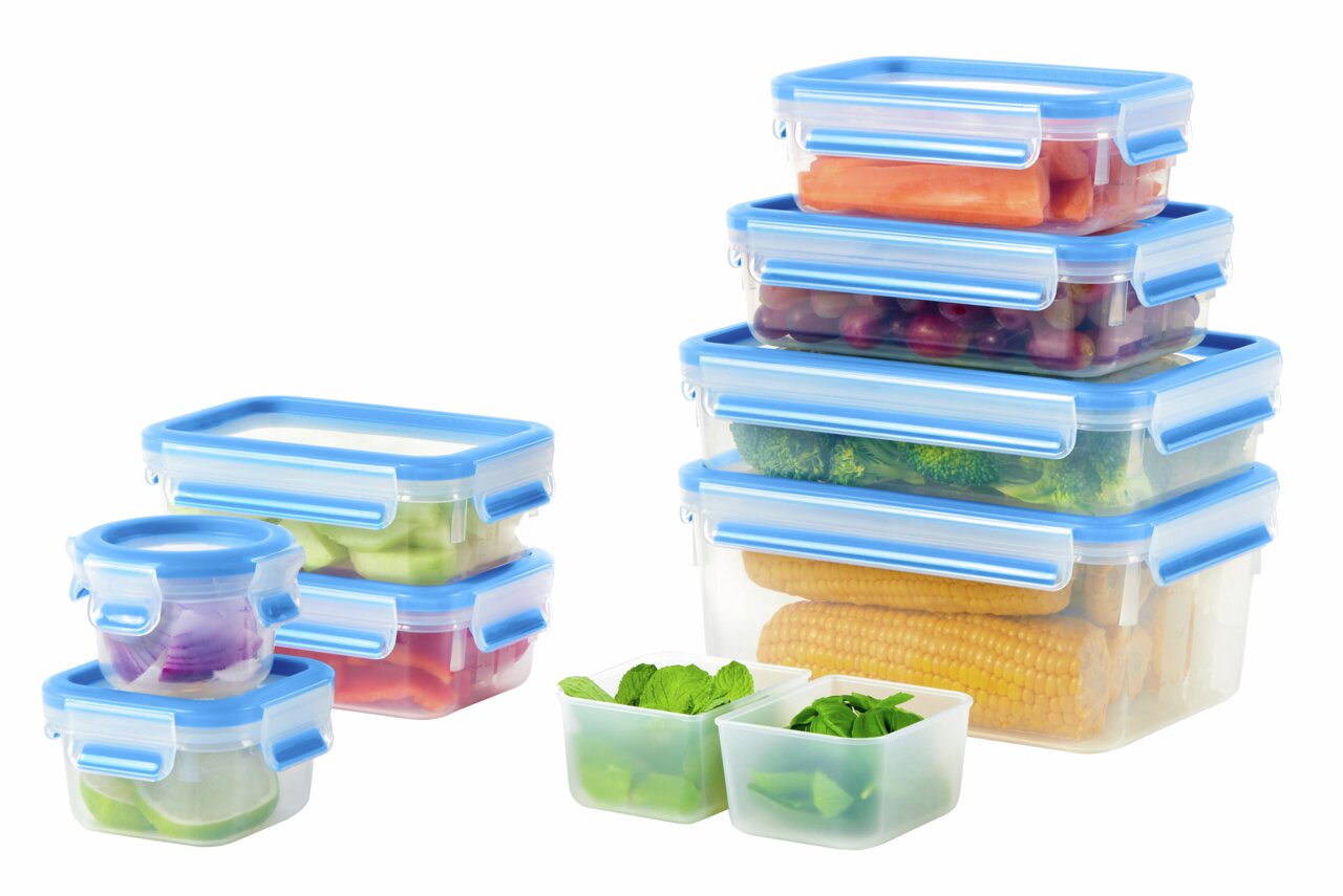 Frischhaltedosen 9er-Set mit blauen Deckeln, gefüllt mit verschiedenen Lebensmitteln, aus seitlicher Perspektive fotografiert